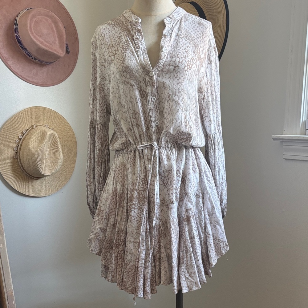 Adorable Olivaceous Gray and White dress